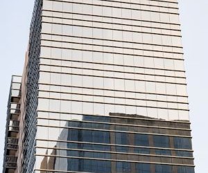 Forex ផ្តល់ឱកាសដើម្បីទទួលបានប្រាក់ចំណេញពីការប្រែប្រួលរវាងរូបិយប័ណ្ណសកលនៅក្នុងទីផ្សាររាវខ្ពស់ដែលធ្វើពាណិជ្ជកម្ម 24 ម៉ោងក្នុងមួយថ្ងៃ ប៉ុន្តែវាក៏ជាសង្វៀនដែលមានហានិភ័យខ្ពស់ផងដែរ ដោយសារអានុភាព ការប្រែប្រួលខ្លាំង និងផលប៉ះពាល់នៃព័ត៌មានម៉ាក្រូសេដ្ឋកិច្ច។ គន្លឹះគឺការធ្វើពាណិជ្ជកម្មជាមួយយុទ្ធសាស្រ្តច្បាស់លាស់ ការគ្រប់គ្រងហានិភ័យយ៉ាងតឹងរ៉ឹង ហើយមានតែដើមទុនដែលអ្នកអាចមានលទ្ធភាពបាត់បង់ដោយមិនប៉ះពាល់ដល់ស្ថិរភាពហិរញ្ញវត្ថុរបស់អ្នក។