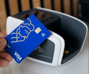 Forex ផ្តល់ឱកាសដើម្បីទទួលបានប្រាក់ចំណេញពីការប្រែប្រួលរវាងរូបិយប័ណ្ណសកលនៅក្នុងទីផ្សាររាវខ្ពស់ដែលធ្វើពាណិជ្ជកម្ម 24 ម៉ោងក្នុងមួយថ្ងៃ ប៉ុន្តែវាក៏ជាសង្វៀនដែលមានហានិភ័យខ្ពស់ផងដែរ ដោយសារអានុភាព ការប្រែប្រួលខ្លាំង និងផលប៉ះពាល់នៃព័ត៌មានម៉ាក្រូសេដ្ឋកិច្ច។ គន្លឹះគឺការធ្វើពាណិជ្ជកម្មជាមួយយុទ្ធសាស្រ្តច្បាស់លាស់ ការគ្រប់គ្រងហានិភ័យយ៉ាងតឹងរ៉ឹង ហើយមានតែដើមទុនដែលអ្នកអាចមានលទ្ធភាពបាត់បង់ដោយមិនប៉ះពាល់ដល់ស្ថិរភាពហិរញ្ញវត្ថុរបស់អ្នក។