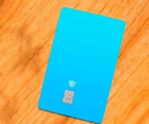 Forex ផ្តល់ឱកាសដើម្បីទទួលបានប្រាក់ចំណេញពីការប្រែប្រួលរវាងរូបិយប័ណ្ណសកលនៅក្នុងទីផ្សាររាវខ្ពស់ដែលធ្វើពាណិជ្ជកម្ម 24 ម៉ោងក្នុងមួយថ្ងៃ ប៉ុន្តែវាក៏ជាសង្វៀនដែលមានហានិភ័យខ្ពស់ផងដែរ ដោយសារអានុភាព ការប្រែប្រួលខ្លាំង និងផលប៉ះពាល់នៃព័ត៌មានម៉ាក្រូសេដ្ឋកិច្ច។ គន្លឹះគឺការធ្វើពាណិជ្ជកម្មជាមួយយុទ្ធសាស្រ្តច្បាស់លាស់ ការគ្រប់គ្រងហានិភ័យយ៉ាងតឹងរ៉ឹង ហើយមានតែដើមទុនដែលអ្នកអាចមានលទ្ធភាពបាត់បង់ដោយមិនប៉ះពាល់ដល់ស្ថិរភាពហិរញ្ញវត្ថុរបស់អ្នក។