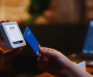 Cryptocurrencies ផ្តល់នូវសក្តានុពលត្រឡប់មកវិញខ្ពស់ និងសេរីភាពហិរញ្ញវត្ថុកាន់តែច្រើនតាមរយៈវិមជ្ឈការ ប្រតិបត្តិការនៅក្នុងទីផ្សារដែលបើកចំហ 24/7 ។ ទោះជាយ៉ាងណាក៏ដោយ ពួកវាជាទ្រព្យសម្បត្តិដែលមានហានិភ័យខ្ពស់ដោយសារតែការប្រែប្រួលខ្លាំង និងកង្វះបទប្បញ្ញត្តិ។ ហានិភ័យចម្បងរួមមានការខាតបង់ឆាប់រហ័ស និងការបរាជ័យផ្នែកសុវត្ថិភាពតាមអ៊ីនធឺណិត។ គន្លឹះនៃភាពជោគជ័យគឺការវិនិយោគតែជាមួយយុទ្ធសាស្រ្តច្បាស់លាស់ និងជាមួយដើមទុនដែលមិនប៉ះពាល់ដល់ស្ថិរភាពហិរញ្ញវត្ថុរបស់អ្នក។