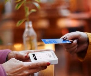 ភាគហ៊ុនផ្តល់នូវសក្តានុពលសម្រាប់កំណើនរយៈពេលវែង និងប្រាក់ចំណូលភាគលាភដោយការវិនិយោគនៅក្នុងក្រុមហ៊ុនដែលបង្កើតតម្លៃតាមពេលវេលា ប៉ុន្តែពួកគេក៏មានហានិភ័យយ៉ាងសំខាន់ដោយសារតែការប្រែប្រួលទីផ្សារ វដ្តសេដ្ឋកិច្ច និងព្រឹត្តិការណ៍ជាក់លាក់របស់ក្រុមហ៊ុន។ គន្លឹះគឺត្រូវវិនិយោគជាមួយយុទ្ធសាស្ត្រច្បាស់លាស់ ការធ្វើពិពិធកម្មត្រឹមត្រូវ ហើយមានតែដើមទុនដែលនឹងមិនប៉ះពាល់ដល់ស្ថិរភាពហិរញ្ញវត្ថុរបស់អ្នក។