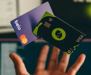 ភាគហ៊ុនផ្តល់នូវសក្តានុពលសម្រាប់កំណើនរយៈពេលវែង និងប្រាក់ចំណូលភាគលាភដោយការវិនិយោគនៅក្នុងក្រុមហ៊ុនដែលបង្កើតតម្លៃតាមពេលវេលា ប៉ុន្តែពួកគេក៏មានហានិភ័យយ៉ាងសំខាន់ដោយសារតែការប្រែប្រួលទីផ្សារ វដ្តសេដ្ឋកិច្ច និងព្រឹត្តិការណ៍ជាក់លាក់របស់ក្រុមហ៊ុន។ គន្លឹះគឺត្រូវវិនិយោគជាមួយយុទ្ធសាស្ត្រច្បាស់លាស់ ការធ្វើពិពិធកម្មត្រឹមត្រូវ ហើយមានតែដើមទុនដែលនឹងមិនប៉ះពាល់ដល់ស្ថិរភាពហិរញ្ញវត្ថុរបស់អ្នក។