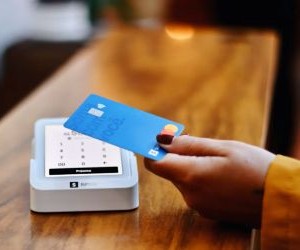 ភាគហ៊ុនផ្តល់នូវសក្តានុពលសម្រាប់កំណើនរយៈពេលវែង និងប្រាក់ចំណូលភាគលាភដោយការវិនិយោគនៅក្នុងក្រុមហ៊ុនដែលបង្កើតតម្លៃតាមពេលវេលា ប៉ុន្តែពួកគេក៏មានហានិភ័យយ៉ាងសំខាន់ដោយសារតែការប្រែប្រួលទីផ្សារ វដ្តសេដ្ឋកិច្ច និងព្រឹត្តិការណ៍ជាក់លាក់របស់ក្រុមហ៊ុន។ គន្លឹះគឺត្រូវវិនិយោគជាមួយយុទ្ធសាស្ត្រច្បាស់លាស់ ការធ្វើពិពិធកម្មត្រឹមត្រូវ ហើយមានតែដើមទុនដែលនឹងមិនប៉ះពាល់ដល់ស្ថិរភាពហិរញ្ញវត្ថុរបស់អ្នក។