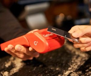 Cryptocurrencies ផ្តល់នូវសក្តានុពលត្រឡប់មកវិញខ្ពស់ និងសេរីភាពហិរញ្ញវត្ថុកាន់តែច្រើនតាមរយៈវិមជ្ឈការ ប្រតិបត្តិការនៅក្នុងទីផ្សារដែលបើកចំហ 24/7 ។ ទោះជាយ៉ាងណាក៏ដោយ ពួកវាជាទ្រព្យសម្បត្តិដែលមានហានិភ័យខ្ពស់ដោយសារតែការប្រែប្រួលខ្លាំង និងកង្វះបទប្បញ្ញត្តិ។ ហានិភ័យចម្បងរួមមានការខាតបង់ឆាប់រហ័ស និងការបរាជ័យផ្នែកសុវត្ថិភាពតាមអ៊ីនធឺណិត។ គន្លឹះនៃភាពជោគជ័យគឺការវិនិយោគតែជាមួយយុទ្ធសាស្រ្តច្បាស់លាស់ និងជាមួយដើមទុនដែលមិនប៉ះពាល់ដល់ស្ថិរភាពហិរញ្ញវត្ថុរបស់អ្នក។