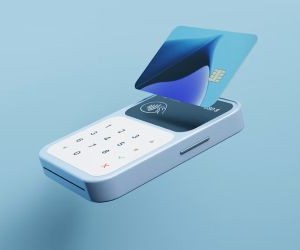 Forex ផ្តល់ឱកាសដើម្បីទទួលបានប្រាក់ចំណេញពីការប្រែប្រួលរវាងរូបិយប័ណ្ណសកលនៅក្នុងទីផ្សាររាវខ្ពស់ដែលធ្វើពាណិជ្ជកម្ម 24 ម៉ោងក្នុងមួយថ្ងៃ ប៉ុន្តែវាក៏ជាសង្វៀនដែលមានហានិភ័យខ្ពស់ផងដែរ ដោយសារអានុភាព ការប្រែប្រួលខ្លាំង និងផលប៉ះពាល់នៃព័ត៌មានម៉ាក្រូសេដ្ឋកិច្ច។ គន្លឹះគឺការធ្វើពាណិជ្ជកម្មជាមួយយុទ្ធសាស្រ្តច្បាស់លាស់ ការគ្រប់គ្រងហានិភ័យយ៉ាងតឹងរ៉ឹង ហើយមានតែដើមទុនដែលអ្នកអាចមានលទ្ធភាពបាត់បង់ដោយមិនប៉ះពាល់ដល់ស្ថិរភាពហិរញ្ញវត្ថុរបស់អ្នក។