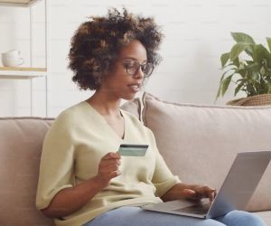 Forex ផ្តល់ឱកាសដើម្បីទទួលបានប្រាក់ចំណេញពីការប្រែប្រួលរវាងរូបិយប័ណ្ណសកលនៅក្នុងទីផ្សាររាវខ្ពស់ដែលធ្វើពាណិជ្ជកម្ម 24 ម៉ោងក្នុងមួយថ្ងៃ ប៉ុន្តែវាក៏ជាសង្វៀនដែលមានហានិភ័យខ្ពស់ផងដែរ ដោយសារអានុភាព ការប្រែប្រួលខ្លាំង និងផលប៉ះពាល់នៃព័ត៌មានម៉ាក្រូសេដ្ឋកិច្ច។ គន្លឹះគឺការធ្វើពាណិជ្ជកម្មជាមួយយុទ្ធសាស្រ្តច្បាស់លាស់ ការគ្រប់គ្រងហានិភ័យយ៉ាងតឹងរ៉ឹង ហើយមានតែដើមទុនដែលអ្នកអាចមានលទ្ធភាពបាត់បង់ដោយមិនប៉ះពាល់ដល់ស្ថិរភាពហិរញ្ញវត្ថុរបស់អ្នក។