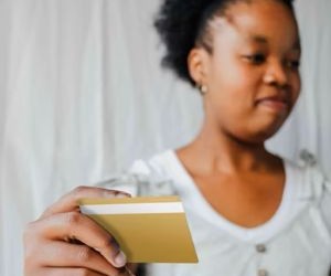 ភាគហ៊ុនផ្តល់នូវសក្តានុពលសម្រាប់កំណើនរយៈពេលវែង និងប្រាក់ចំណូលភាគលាភដោយការវិនិយោគនៅក្នុងក្រុមហ៊ុនដែលបង្កើតតម្លៃតាមពេលវេលា ប៉ុន្តែពួកគេក៏មានហានិភ័យយ៉ាងសំខាន់ដោយសារតែការប្រែប្រួលទីផ្សារ វដ្តសេដ្ឋកិច្ច និងព្រឹត្តិការណ៍ជាក់លាក់របស់ក្រុមហ៊ុន។ គន្លឹះគឺត្រូវវិនិយោគជាមួយយុទ្ធសាស្ត្រច្បាស់លាស់ ការធ្វើពិពិធកម្មត្រឹមត្រូវ ហើយមានតែដើមទុនដែលនឹងមិនប៉ះពាល់ដល់ស្ថិរភាពហិរញ្ញវត្ថុរបស់អ្នក។