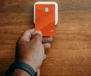 Forex ផ្តល់ឱកាសដើម្បីទទួលបានប្រាក់ចំណេញពីការប្រែប្រួលរវាងរូបិយប័ណ្ណសកលនៅក្នុងទីផ្សាររាវខ្ពស់ដែលធ្វើពាណិជ្ជកម្ម 24 ម៉ោងក្នុងមួយថ្ងៃ ប៉ុន្តែវាក៏ជាសង្វៀនដែលមានហានិភ័យខ្ពស់ផងដែរ ដោយសារអានុភាព ការប្រែប្រួលខ្លាំង និងផលប៉ះពាល់នៃព័ត៌មានម៉ាក្រូសេដ្ឋកិច្ច។ គន្លឹះគឺការធ្វើពាណិជ្ជកម្មជាមួយយុទ្ធសាស្រ្តច្បាស់លាស់ ការគ្រប់គ្រងហានិភ័យយ៉ាងតឹងរ៉ឹង ហើយមានតែដើមទុនដែលអ្នកអាចមានលទ្ធភាពបាត់បង់ដោយមិនប៉ះពាល់ដល់ស្ថិរភាពហិរញ្ញវត្ថុរបស់អ្នក។