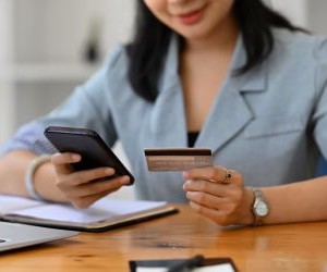 Forex ផ្តល់ឱកាសដើម្បីទទួលបានប្រាក់ចំណេញពីការប្រែប្រួលរវាងរូបិយប័ណ្ណសកលនៅក្នុងទីផ្សាររាវខ្ពស់ដែលធ្វើពាណិជ្ជកម្ម 24 ម៉ោងក្នុងមួយថ្ងៃ ប៉ុន្តែវាក៏ជាសង្វៀនដែលមានហានិភ័យខ្ពស់ផងដែរ ដោយសារអានុភាព ការប្រែប្រួលខ្លាំង និងផលប៉ះពាល់នៃព័ត៌មានម៉ាក្រូសេដ្ឋកិច្ច។ គន្លឹះគឺការធ្វើពាណិជ្ជកម្មជាមួយយុទ្ធសាស្រ្តច្បាស់លាស់ ការគ្រប់គ្រងហានិភ័យយ៉ាងតឹងរ៉ឹង ហើយមានតែដើមទុនដែលអ្នកអាចមានលទ្ធភាពបាត់បង់ដោយមិនប៉ះពាល់ដល់ស្ថិរភាពហិរញ្ញវត្ថុរបស់អ្នក។