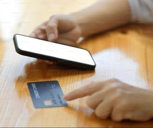 Forex ផ្តល់ឱកាសដើម្បីទទួលបានប្រាក់ចំណេញពីការប្រែប្រួលរវាងរូបិយប័ណ្ណសកលនៅក្នុងទីផ្សាររាវខ្ពស់ដែលធ្វើពាណិជ្ជកម្ម 24 ម៉ោងក្នុងមួយថ្ងៃ ប៉ុន្តែវាក៏ជាសង្វៀនដែលមានហានិភ័យខ្ពស់ផងដែរ ដោយសារអានុភាព ការប្រែប្រួលខ្លាំង និងផលប៉ះពាល់នៃព័ត៌មានម៉ាក្រូសេដ្ឋកិច្ច។ គន្លឹះគឺការធ្វើពាណិជ្ជកម្មជាមួយយុទ្ធសាស្រ្តច្បាស់លាស់ ការគ្រប់គ្រងហានិភ័យយ៉ាងតឹងរ៉ឹង ហើយមានតែដើមទុនដែលអ្នកអាចមានលទ្ធភាពបាត់បង់ដោយមិនប៉ះពាល់ដល់ស្ថិរភាពហិរញ្ញវត្ថុរបស់អ្នក។