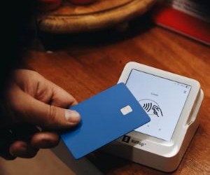 Forex ផ្តល់ឱកាសដើម្បីទទួលបានប្រាក់ចំណេញពីការប្រែប្រួលរវាងរូបិយប័ណ្ណសកលនៅក្នុងទីផ្សាររាវខ្ពស់ដែលធ្វើពាណិជ្ជកម្ម 24 ម៉ោងក្នុងមួយថ្ងៃ ប៉ុន្តែវាក៏ជាសង្វៀនដែលមានហានិភ័យខ្ពស់ផងដែរ ដោយសារអានុភាព ការប្រែប្រួលខ្លាំង និងផលប៉ះពាល់នៃព័ត៌មានម៉ាក្រូសេដ្ឋកិច្ច។ គន្លឹះគឺការធ្វើពាណិជ្ជកម្មជាមួយយុទ្ធសាស្រ្តច្បាស់លាស់ ការគ្រប់គ្រងហានិភ័យយ៉ាងតឹងរ៉ឹង ហើយមានតែដើមទុនដែលអ្នកអាចមានលទ្ធភាពបាត់បង់ដោយមិនប៉ះពាល់ដល់ស្ថិរភាពហិរញ្ញវត្ថុរបស់អ្នក។