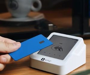 Forex ផ្តល់ឱកាសដើម្បីទទួលបានប្រាក់ចំណេញពីការប្រែប្រួលរវាងរូបិយប័ណ្ណសកលនៅក្នុងទីផ្សាររាវខ្ពស់ដែលធ្វើពាណិជ្ជកម្ម 24 ម៉ោងក្នុងមួយថ្ងៃ ប៉ុន្តែវាក៏ជាសង្វៀនដែលមានហានិភ័យខ្ពស់ផងដែរ ដោយសារអានុភាព ការប្រែប្រួលខ្លាំង និងផលប៉ះពាល់នៃព័ត៌មានម៉ាក្រូសេដ្ឋកិច្ច។ គន្លឹះគឺការធ្វើពាណិជ្ជកម្មជាមួយយុទ្ធសាស្រ្តច្បាស់លាស់ ការគ្រប់គ្រងហានិភ័យយ៉ាងតឹងរ៉ឹង ហើយមានតែដើមទុនដែលអ្នកអាចមានលទ្ធភាពបាត់បង់ដោយមិនប៉ះពាល់ដល់ស្ថិរភាពហិរញ្ញវត្ថុរបស់អ្នក។