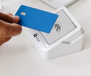 Forex ផ្តល់ឱកាសដើម្បីទទួលបានប្រាក់ចំណេញពីការប្រែប្រួលរវាងរូបិយប័ណ្ណសកលនៅក្នុងទីផ្សាររាវខ្ពស់ដែលធ្វើពាណិជ្ជកម្ម 24 ម៉ោងក្នុងមួយថ្ងៃ ប៉ុន្តែវាក៏ជាសង្វៀនដែលមានហានិភ័យខ្ពស់ផងដែរ ដោយសារអានុភាព ការប្រែប្រួលខ្លាំង និងផលប៉ះពាល់នៃព័ត៌មានម៉ាក្រូសេដ្ឋកិច្ច។ គន្លឹះគឺការធ្វើពាណិជ្ជកម្មជាមួយយុទ្ធសាស្រ្តច្បាស់លាស់ ការគ្រប់គ្រងហានិភ័យយ៉ាងតឹងរ៉ឹង ហើយមានតែដើមទុនដែលអ្នកអាចមានលទ្ធភាពបាត់បង់ដោយមិនប៉ះពាល់ដល់ស្ថិរភាពហិរញ្ញវត្ថុរបស់អ្នក។