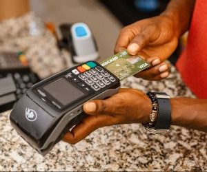 Forex ផ្តល់ឱកាសដើម្បីទទួលបានប្រាក់ចំណេញពីការប្រែប្រួលរវាងរូបិយប័ណ្ណសកលនៅក្នុងទីផ្សាររាវខ្ពស់ដែលធ្វើពាណិជ្ជកម្ម 24 ម៉ោងក្នុងមួយថ្ងៃ ប៉ុន្តែវាក៏ជាសង្វៀនដែលមានហានិភ័យខ្ពស់ផងដែរ ដោយសារអានុភាព ការប្រែប្រួលខ្លាំង និងផលប៉ះពាល់នៃព័ត៌មានម៉ាក្រូសេដ្ឋកិច្ច។ គន្លឹះគឺការធ្វើពាណិជ្ជកម្មជាមួយយុទ្ធសាស្រ្តច្បាស់លាស់ ការគ្រប់គ្រងហានិភ័យយ៉ាងតឹងរ៉ឹង ហើយមានតែដើមទុនដែលអ្នកអាចមានលទ្ធភាពបាត់បង់ដោយមិនប៉ះពាល់ដល់ស្ថិរភាពហិរញ្ញវត្ថុរបស់អ្នក។