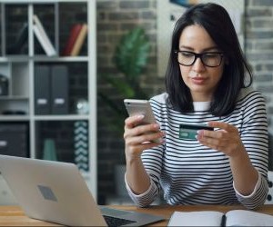 Forex ផ្តល់ឱកាសដើម្បីទទួលបានប្រាក់ចំណេញពីការប្រែប្រួលរវាងរូបិយប័ណ្ណសកលនៅក្នុងទីផ្សាររាវខ្ពស់ដែលធ្វើពាណិជ្ជកម្ម 24 ម៉ោងក្នុងមួយថ្ងៃ ប៉ុន្តែវាក៏ជាសង្វៀនដែលមានហានិភ័យខ្ពស់ផងដែរ ដោយសារអានុភាព ការប្រែប្រួលខ្លាំង និងផលប៉ះពាល់នៃព័ត៌មានម៉ាក្រូសេដ្ឋកិច្ច។ គន្លឹះគឺការធ្វើពាណិជ្ជកម្មជាមួយយុទ្ធសាស្រ្តច្បាស់លាស់ ការគ្រប់គ្រងហានិភ័យយ៉ាងតឹងរ៉ឹង ហើយមានតែដើមទុនដែលអ្នកអាចមានលទ្ធភាពបាត់បង់ដោយមិនប៉ះពាល់ដល់ស្ថិរភាពហិរញ្ញវត្ថុរបស់អ្នក។