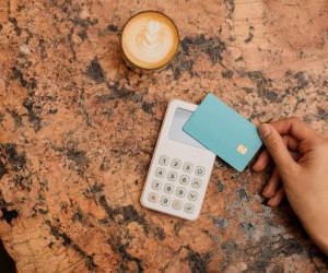 Cryptocurrencies ផ្តល់នូវសក្តានុពលត្រឡប់មកវិញខ្ពស់ និងសេរីភាពហិរញ្ញវត្ថុកាន់តែច្រើនតាមរយៈវិមជ្ឈការ ប្រតិបត្តិការនៅក្នុងទីផ្សារដែលបើកចំហ 24/7 ។ ទោះជាយ៉ាងណាក៏ដោយ ពួកវាជាទ្រព្យសម្បត្តិដែលមានហានិភ័យខ្ពស់ដោយសារតែការប្រែប្រួលខ្លាំង និងកង្វះបទប្បញ្ញត្តិ។ ហានិភ័យចម្បងរួមមានការខាតបង់ឆាប់រហ័ស និងការបរាជ័យផ្នែកសុវត្ថិភាពតាមអ៊ីនធឺណិត។ គន្លឹះនៃភាពជោគជ័យគឺការវិនិយោគតែជាមួយយុទ្ធសាស្រ្តច្បាស់លាស់ និងជាមួយដើមទុនដែលមិនប៉ះពាល់ដល់ស្ថិរភាពហិរញ្ញវត្ថុរបស់អ្នក។