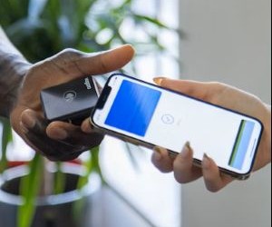 ភាគហ៊ុនផ្តល់នូវសក្តានុពលសម្រាប់កំណើនរយៈពេលវែង និងប្រាក់ចំណូលភាគលាភដោយការវិនិយោគនៅក្នុងក្រុមហ៊ុនដែលបង្កើតតម្លៃតាមពេលវេលា ប៉ុន្តែពួកគេក៏មានហានិភ័យយ៉ាងសំខាន់ដោយសារតែការប្រែប្រួលទីផ្សារ វដ្តសេដ្ឋកិច្ច និងព្រឹត្តិការណ៍ជាក់លាក់របស់ក្រុមហ៊ុន។ គន្លឹះគឺត្រូវវិនិយោគជាមួយយុទ្ធសាស្ត្រច្បាស់លាស់ ការធ្វើពិពិធកម្មត្រឹមត្រូវ ហើយមានតែដើមទុនដែលនឹងមិនប៉ះពាល់ដល់ស្ថិរភាពហិរញ្ញវត្ថុរបស់អ្នក។