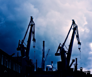 ប្រេងអាចជួយបង្កើនភាពចម្រុះនៃផតថូ និងការពារការឡើងថ្លៃ ប៉ុន្តែវាក៏ជាទ្រព្យសកម្មមានហានិភ័យខ្ពស់ ដោយសារភាពប្រែប្រួល និងភាពតានតឹងភូមិសាស្ត្រនយោបាយ។